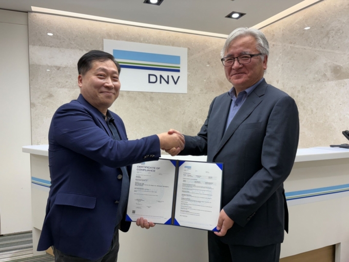 서상범 페르세우스 대표(왼쪽)와 이장섭 DNV코리아 대표가 ISO 26262 ASIL-D 인증서를 들고 기념촬영을 하고 있다. /사진=페르세우스 제공