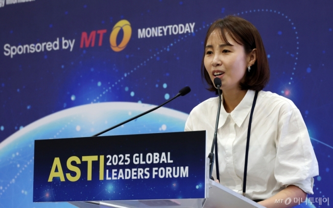 변정은 KISTI 기술사업화연구센터장이 16일 서울 강남구 코엑스에서 열린 &#039;2025 ASTI 글로벌리더스포럼에서 &#039;AI로 여는 기술사업화: APOLLO 기반 4대 과학기술원 유망기술 분석&#039;에 대해 발표하고 있다. /사진=김창현 기자 chmt@