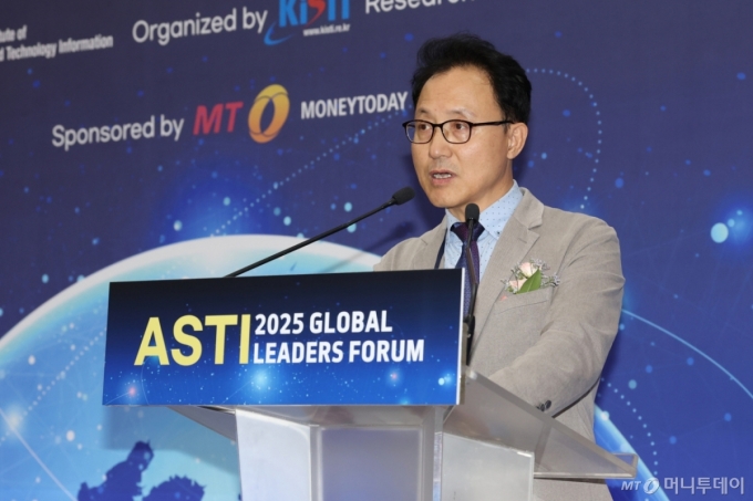 서성호 KISTI 부울경지원장이 16일 서울 강남구 코엑스에서 열린 &#039;2025 글로벌 ASTI 리더스 포럼에서 &#039;AI 기반 ASTI R&amp;D 혁신 전략&#039;을 발표하고 있다. /사진=이기범 기자 leekb@