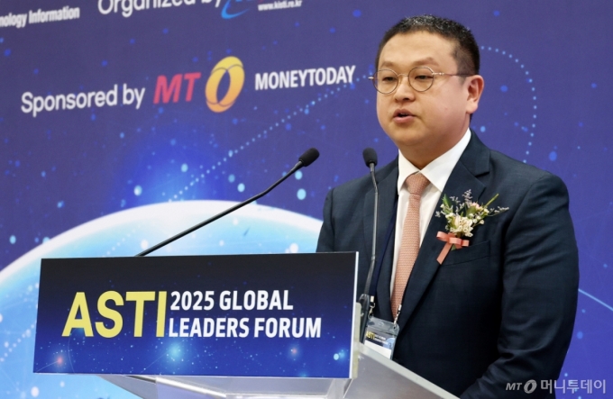 전광명 (주)인트플로우 대표가 16일 서울 강남구 코엑스에서 열린 &#039;2025 ASTI 글로벌리더스포럼에서 &#039;영상 기반 돼지 행동분석 기술의 사업화 및 태국 진출 사례&#039;에 대해 발표하고 있다. /사진=김창현 기자 chmt@