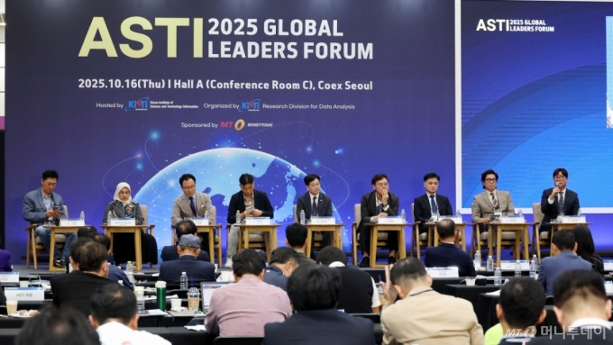 손동권 삼천리네트웍스 인도네시아 법인장이 16일 서울 강남구 코엑스에서 열린 &#039;2025 ASTI 글로벌리더스포럼에서 &#039;인도네시아를 포함한 아시아 지역으로의 중소기업 진출 기회 논의&#039;에 발언하고 있다. /사진=김창현 chmt@