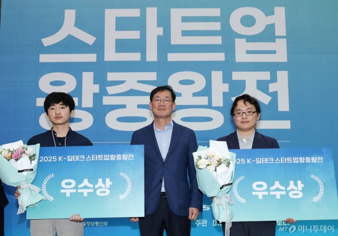이종원 이카루스 대표(왼쪽)와 김태형 실리코팜 기술이사(오른쪽)가 17일 서울 강남구 코엑스에서 열린 &#039;스마트에너지플러스 2025&#039;의 특별 부대행사 K-딥테크 스타트업 왕중왕전 결선 교원창업 부문에서 장려상을 차지했다. /사진=김창현 기자 chmt@