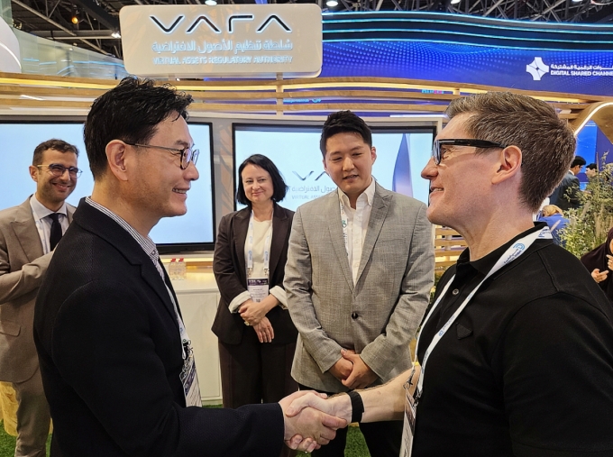 이창권 KB금융 디지털·IT부문장(왼쪽)과 매튜 화이트 VARA CEO가 아랍에미리트(UAE) 두바이 세계무역센터에서 진행된 &#039;GITEX Global 2025&#039;에서 기념 촬영을 하고 있다./사진제공=KB금융그룹