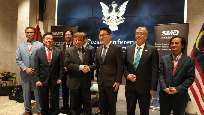 악수를 나누는 리벨리온 박성현 대표(오른쪽 세 번쨰)와 아방 조하리 오펭(Abang Johari Openg) 사라왁 주지사/사진=리벨리온