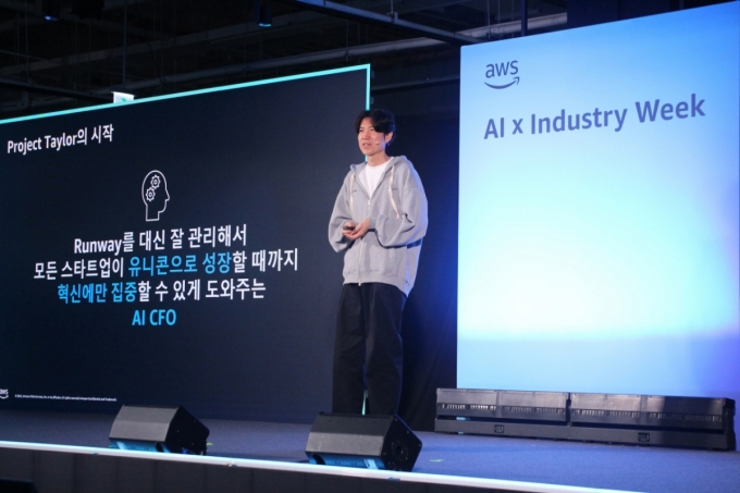 핀다가 지난 16일 서울 삼성동 코엑스에서 열린 &#039;AWS AI x 인더스트리 위크 2025&#039;에서 스타트업 대표들의 재무 고민을 해결해주는 AI 뱅킹 플랫폼 &#039;핀다유니콘&#039;(가칭)의 핵심 솔루션인 &#039;AI CFO&#039;를 선보였다. /사진=핀다 제공