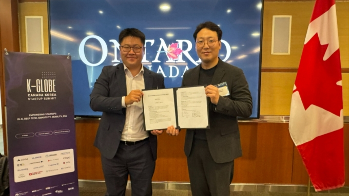 신정용 셀트리온 캐나다법인 대표(왼쪽)와 이성원 헬스케어 대표가 업무협약을 맺고 있다. /사진=웰스케어 제공