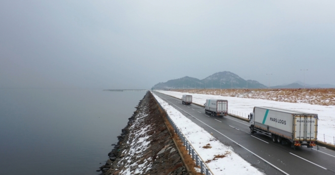 마스오토의 자율주행 솔루션을 탑재한 대형트럭 3대가 군산 새만금 지역을 주행하고 있다 /사진=마스오토