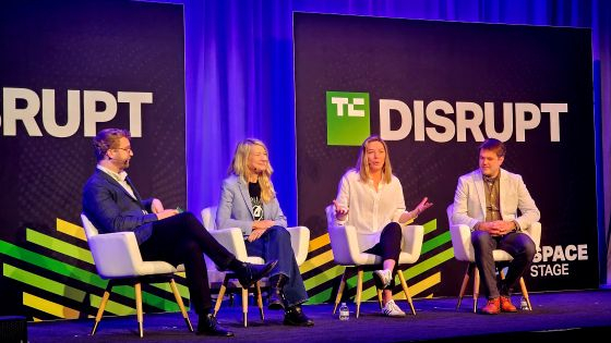 (왼쪽부터)진행자, 데보라 에몬스 에어로스페이스 CTO, 루시 호그 바이올렛 랩스 CEO, 아반 마허 어서스페이스시스템즈 CEO/사진=류준영 기자  