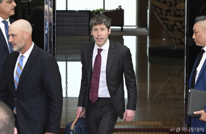 샘 올트먼 오픈AI 최고경영자(CEO)가 1일 서울 강서구 김포공항 비즈니스항공센터를 통해 입국하고 있다. /사진=뉴시스