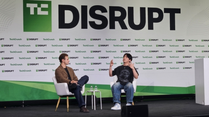 로이 리(한국명 이정인) 클루엘리(Cluely) 대표가 29일(현지시간) 미국 샌프란시스코 모스콘웨스트에서 열린 &#039;테크크런치 디스럽트 2025&#039;에서 대담을 나누고 있다. /사진=최태범 기자