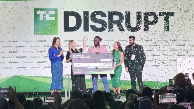 케빈 다모아 글라이드 테크놀로지스 대표(가운데)가 29일(현지시간) 미국 샌프란시스코 모스콘웨스트에서 열린 &#039;테크크런치 디스럽트 2025&#039;의 부대행사 &#039;스타트업 배틀필드&#039; 결선을 거쳐 최종 우승을 차지했다. /사진=최태범 기자