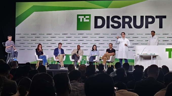 데메트리 맥심 네프로젠 대표가 29일(현지시간) 미국 샌프란시스코 모스콘웨스트에서 열린 &#039;테크크런치 디스럽트 2025&#039;의 부대행사 &#039;스타트업 배틀필드&#039; 결선에서 발표를 진행하고 있다. /사진=최태범 기자