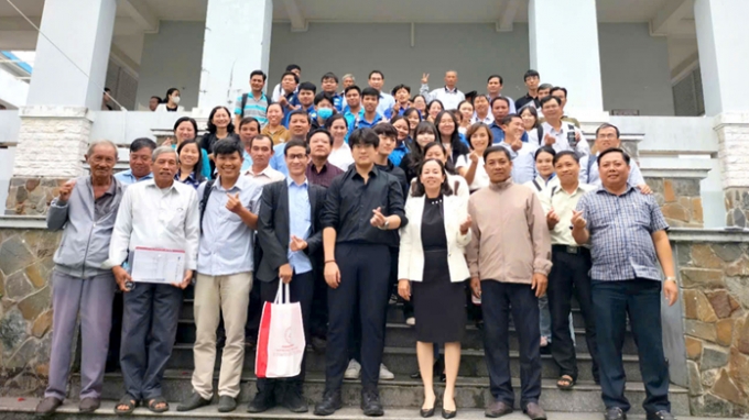 신정우 플랜트너 대표(아랫줄 가운데)가 베트남 측 관계자들과 단체사진을 촬영하고 있다. /사진=플랜트너 제공