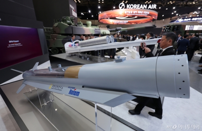 20일 경기 고양시 킨텍스에서 열린 서울국제항공우주 및 방위산업 전시회 &#039;ADEX 2025&#039;에서 한화 부스를 찾은 관람객들이 전시장을 둘러보고 있다./사진=뉴스1 /사진=(고양=뉴스1) 김성진 기자