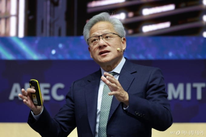 젠슨 황 엔비디아 최고경영자(CEO)가 31일 경북 경주시 경주예술의전당에서 열린 &#039;APEC CEO 서밋&#039; 마지막 특별 세션에서 연설하고 있다./사진=(경주=뉴스1) 김민지 기자