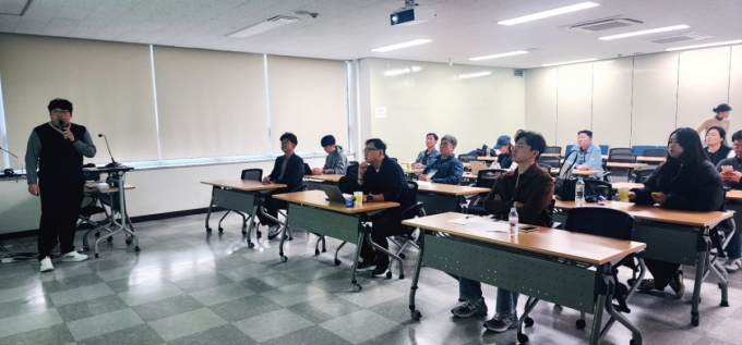 강원대 창업혁신원 관계자가 지난달 31일 엔젤투자 최고위 과정 연수에서 지역 창업생태계 현황을 설명하고 있다./사진=AIP 사무국