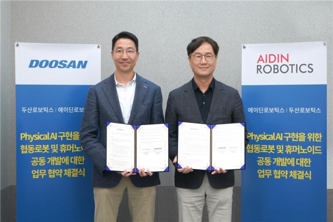 피지컬 AI 기반 로봇 기술 개발 업무협약(MOU)을 맺은 (왼쪽부터)김민표 두산로보틱스 김민표 대표와 최혁렬 에이딘로보틱스 대표/사진=에이딘로보틱스