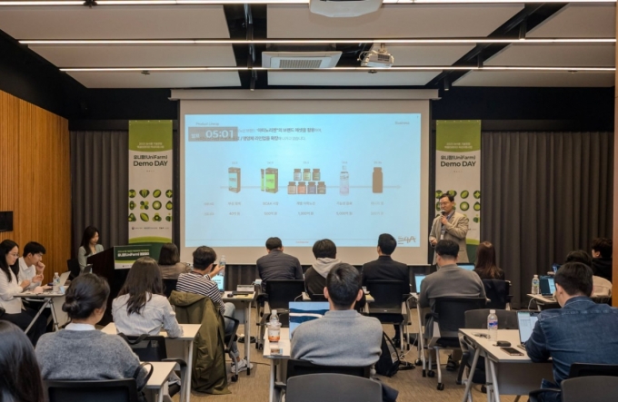  지난달 31일 드림플러스 강남에서 &#039;2025 탭(TAP) 유니팜(UniFarm) 데모데이&#039;가 열린 가운데 참가기업이 발표하고 있다./사진=탭엔젤파트너스