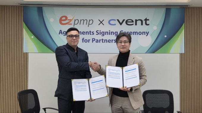 최학찬 이즈피엠피 대표(오른쪽)와 윌 카타리아 씨벤트(Cvent) 싱가포르 지사장이 업무협약을 체결했다. /사진=이즈피엠피 제공