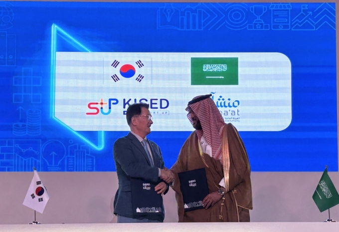 유종필 창업진흥원장(왼쪽)과 사미 알후세이니 사우디아라비아 중소기업청장이 5일(현지시간) 사우디아라비아 리야드에서 업무협약을 체결했다 /사진=창업진흥원