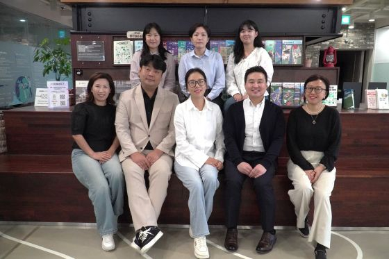 제주창조경제혁신센터-제주애퐁당-위드라이크-에스씨크리에이티브 임직원이 기념사진을 촬영하고 있다/사진=제주혁신센터 