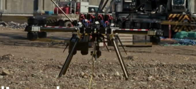 하늘로 날아오르는 인프라비전의 전력망 설치로봇(드론)/사진=인프라비전 