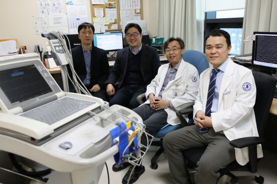 (왼쪽부터)이상철 교수, 최원익 교수, 김대혁 교수, 백용수 교수/사진=딥카디오 