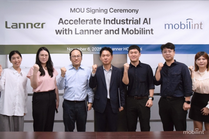  톰 퐁 래너 부사장(왼쪽에서 세번째)과 김성모 모빌린트 본부장(왼쪽에서 네번째)이 주먹을 쥐고 기념 촬영을 하고 있다.  /사진=모빌린트