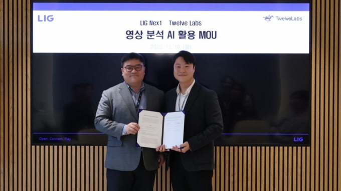 이재성 트웰브랩스 대표(오른쪽)와 LIG넥스원 관계자가 업무협약을 맺고 있다. /사진=트웰브랩스 제공
