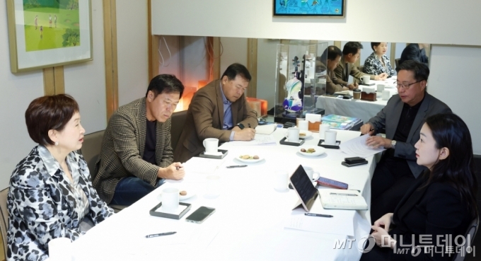 글로벌코리아인사이츠(이사장 백용호 머니투데이 상임고문) 고문단이 지난 10일 서울 중구 &#039;컨퍼런스하우스 달개비&#039;에서 첫 좌담회를 열고  &#039;한국기업의 글로벌 미래전략&#039;에 대해 논의하고 있다. 왼쪽부터 시계방향으로 신미남 전 두산퓨얼셀 사장, 박정호 전 SK하이닉스 부회장, 황각규 전 롯데지주 부회장, 전하진 전 한글과컴퓨터 대표, 박선영 동국대 교수(GK인사이츠 이사) /사진=김창현