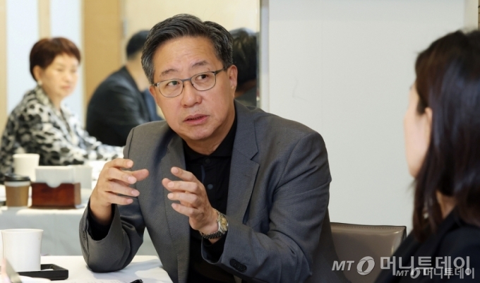 글로벌코리아인사이츠(이사장 백용호 머니투데이 상임고문) 고문단이 지난 10일 서울 중구 &#039;컨퍼런스하우스 달개비&#039;에서 첫 좌담회에서 전하진 전 한글과컴퓨터 대표가 박선영 동국대 교수(GK인사이츠 이사)의 질문에 답하고 있다. /사진=김창현