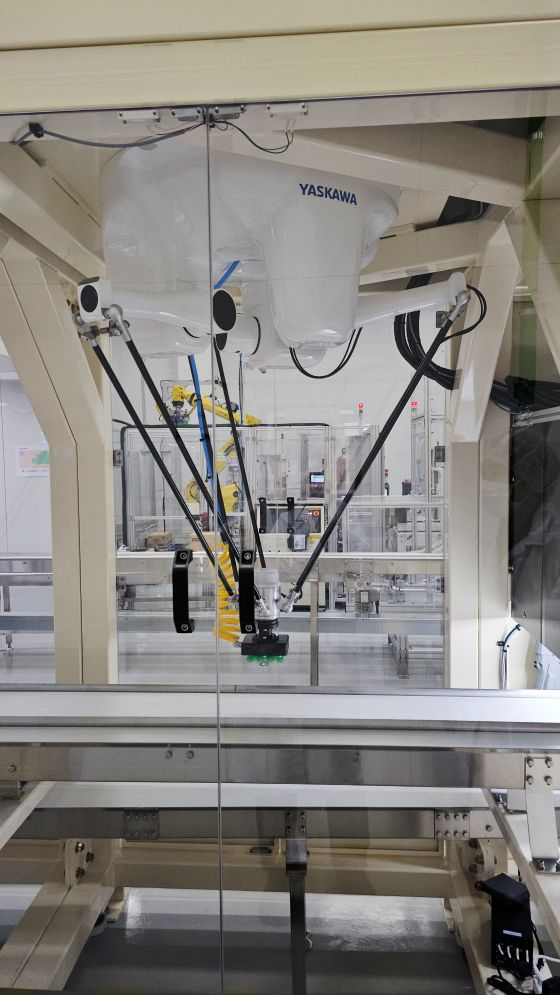 정렬기에는 &#039;거미손&#039;이라 불리는 다관절 로봇이 달려 있다. 이 로봇은 스틱 제품의 방향과 위치를 인식해 삐뚤어진 제품을 일렬로 반듯하게 맞추는 역할을 한다/사진=류준영 기자 