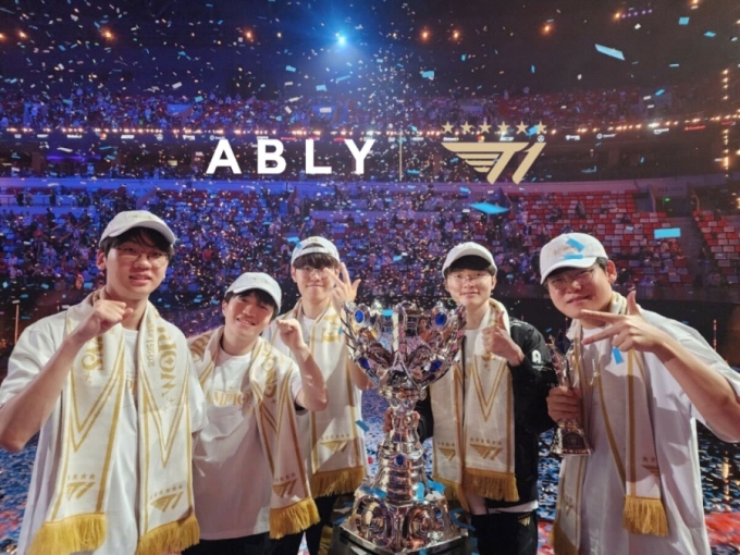 지난 9일 열린 2025 롤 국제대회에서 우승한 &#039;T1&#039;/사진제공=에이블리