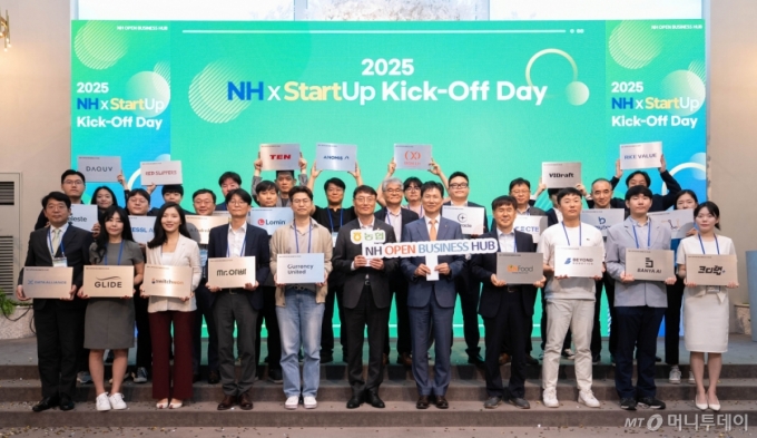 지난 5월 22일 서울 용산구 피스앤파크 컨벤션에서 개최된 NH오픈비즈니스허브 행사에서 강태영 농협은행장(앞줄 우측 다섯 번째), 최운재 디지털전략사업부문 부행장(앞줄 우측 여섯 번째) 및 참여 스타트업 대표 등 관계자들이 기념촬영을 하고 있다./사진=NH농협 