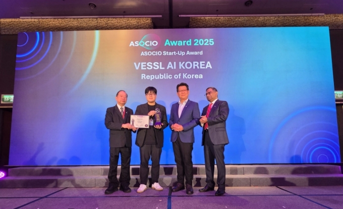 안재만 베슬에이아이 대표(왼쪽에서 두번째)가 11일 대만 타이베이에서 진행된 ASOCIO 디지털 서밋 2025 시상식에서 수상기념 촬영을 하고 있다. /사진제공=베슬에이아이