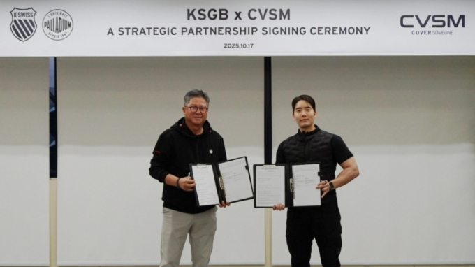 이재호 커버써먼 대표(오른쪽)가 KP글로벌인베스트먼트 측과 업무협약을 맺고 있다. /사진=커버써먼 제공