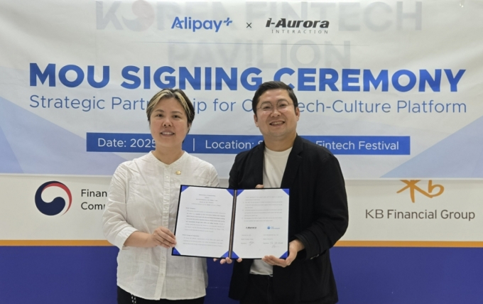 장영수 아이오로라 대표(오른쪽)와 웨이샤오 쟝 알리페이플러스 북아시아·북아메리카 총괄이 업무협약을 맺고 있다. /사진=아이오로라 제공