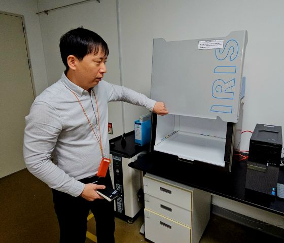 조중상 기술지원부장이 전자눈 장비를 설명하고 있다/사진=류준영 기자  