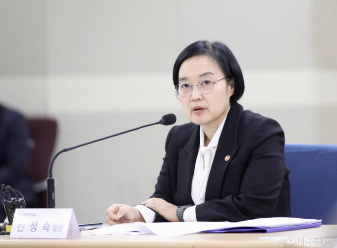 [서울=뉴시스] 한성숙 중소벤처기업부 장관이 12일 인천 국제우편물류센터에서 열린 &#039;중소기업 온라인 수출 활성화 방안 발표 및 현장 간담회&#039;에서 발언하고 있다. (사진=중소벤처기업부 제공) 2025.11.12. photo@newsis.com *재판매 및 DB 금지 /사진=류현주