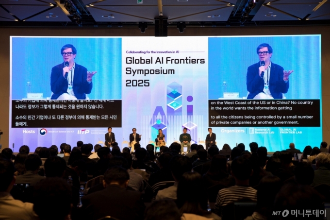 [서울=뉴시스] 10월 27일 서울 용산구 드래곤시티호텔에서 열린 &#039;AI 프론티어 국제 심포지엄 2025&#039; 에서 AI석학 좌담회를 하고 있다.  왼쪽부터 배경훈 부총리(과학기술정보통신부 장관), 얀 르쿤 뉴욕대 교수, 최예진 스탠포드대 교수, 조경현 뉴욕대 교수, 김기응 KAIST 교수. (사진=과학기술정보통신부 제공) 2025.10.27. *재판매 및 DB 금지 /사진=류현주
