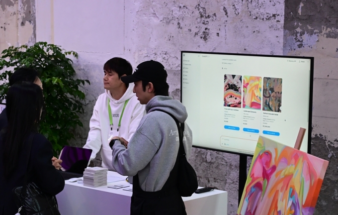 오픈AI 데브데이에서 &#039;아르투: 챗GPT를 위한 예술 AI 에이전트&#039;가 시연되는 데모 부스/사진=아르투 