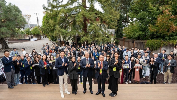 아산나눔재단 &#039;마루SF&#039; 개소식 참석자들이 기념사진을 촬영하고 있다. /사진=아산나눔재단 제공