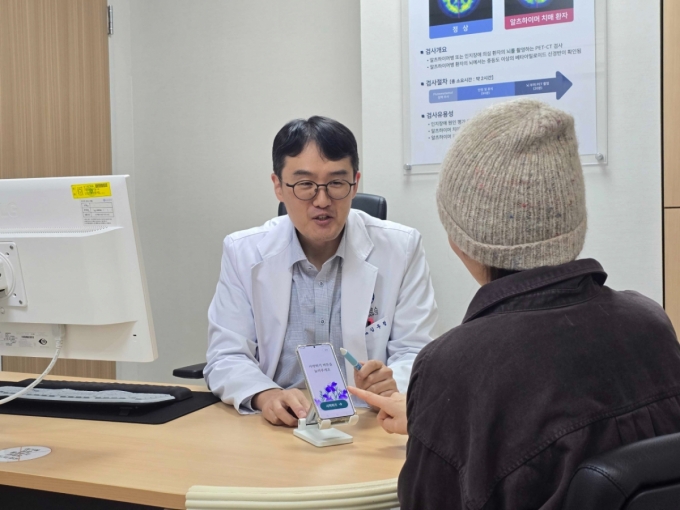 용인세브란스병원 정신건강의학과 김우정 교수가 경도인지장애 환자에게   이모코그 경도인지장애 디지털치료기기 &#039;코그테라(Cogthera)&#039;의 사용 방법을 설명하고 있다./사진제공=이모코그