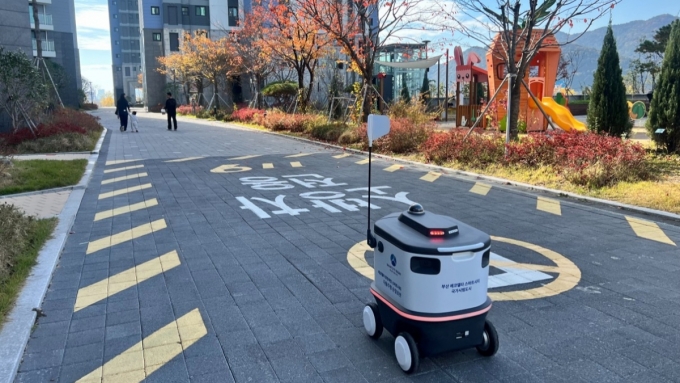 부산 스마트시티에서 자율주행중인 순찰로봇 뉴비 /사진=뉴빌리티 제공