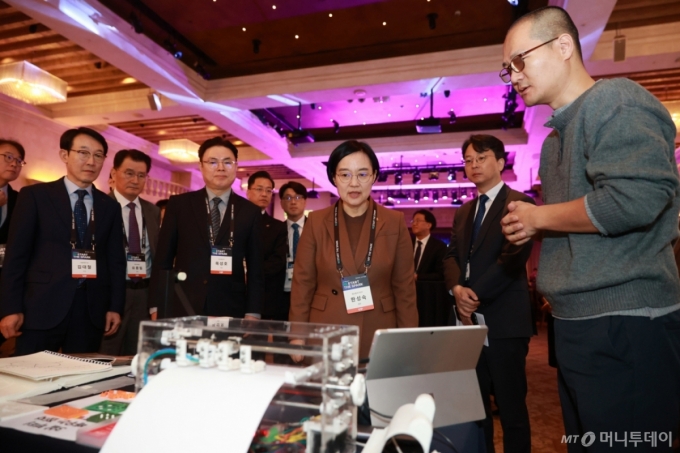 (서울=뉴스1) = 한성숙 중소벤처기업부 장관이 14일 서울 강남구 라움아트센터에서 열린 ‘2025 재도전의 날‘에서 현장을 둘러보고 있다. (중소벤처기업부 제공. 재판매 및 DB 금지) 2025.11.14/뉴스1  Copyright (C) 뉴스1. All rights reserved. 무단 전재 및 재배포,  AI학습 이용 금지. /사진=(서울=뉴스1)