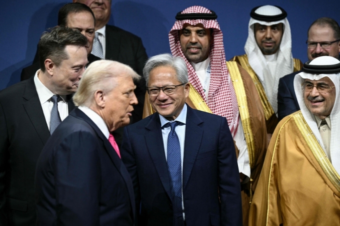 도널드 트럼프 미국 대통령, 일론 머스크 테슬라 CEO, 젠슨 황 엔비디아 CEO 및 기타 참석자들이 19일(현지시간) 미국 워싱턴 D.C. 존 F. 케네디 공연예술센터에서 열린 미국-사우디 투자 포럼에서 기념촬영에 나서고 있다.  엔비디아는 이날 자체 회계연도 3분기 매출이 전년 동기 대비 62% 증가한 570억1000만달러(약 83조4000억원)를 기록했다고 발표했다. /AFPBBNews=뉴스1