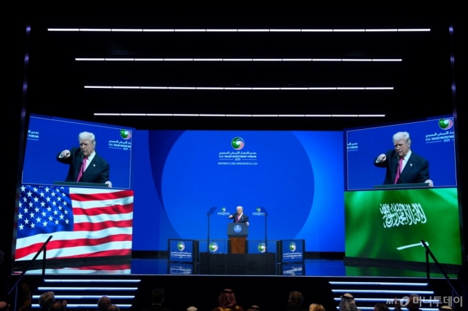 [워싱턴=AP/뉴시스] 도널드 트럼프 미국 대통령이 19일(현지 시간) 워싱턴 케네디 센터에서 열린 미국-사우디 투자 포럼에 참석해 연설하고 있다. 2025.11.20.  