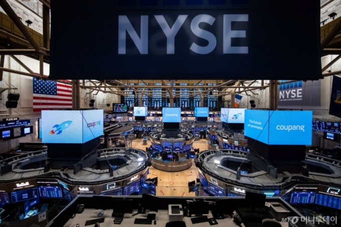 2021년 3월 11일(현지시간) 쿠팡 경영진이 미국 뉴욕증권거래소에서 상장기념 &lsquo;오프닝 벨&rsquo;을 울렸다. 이날 행사에는 고객과 배송직원, 오픈마켓 셀러 등도 온라인으로 함께 했다. /AP=뉴시스