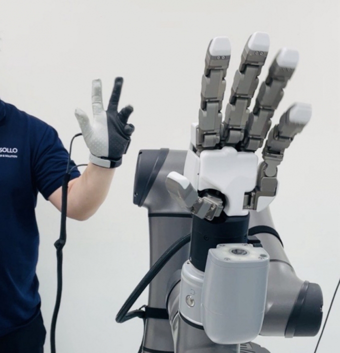 테솔로가 개발한 로봇핸드 시연/사진=김성휘