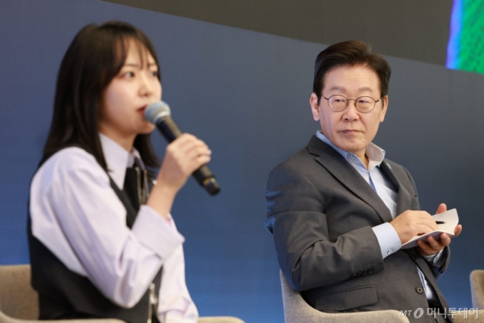 [성남=뉴시스] 고범준 기자 = 이재명 대통령이 17일 경기도 성남시 스타트업 스퀘어에서 열린 청년 스타트업 상상콘서트에서 참석자 발언을 듣고 있다. 2025.09.17. 